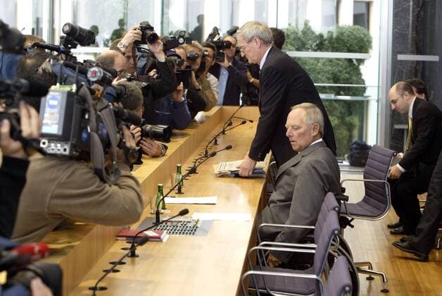 Innenminister Wolfgang Schäuble (vorn, Deutschland CDU) und August Hanning (stehend, Deutschland Staatssekretär Innenministerium) in Berlin