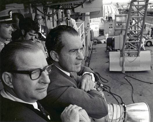 IMAGO History, Mondlandung der Apollo 11 am 20.07.1969 Präsident Richard Nixon (re., USA) und Thomas O. Paine (USA NASA Administrator) beobachten den Wechsel der Apollo 11 Astronauten vom Bergungshelikopter in die Quarantäne Station auf der U.S.S. Hornet  WAX20090602703