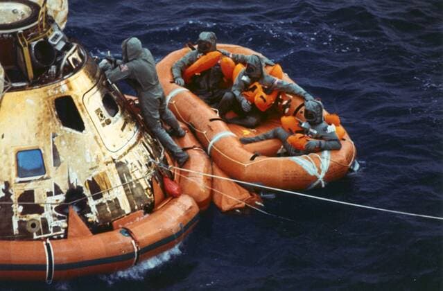 IMAGO History, Mondlandung der Apollo 11 am 20.07.1969 Apollo 11 Astronauten Neil Armstrong, Michael Collins, Edwin Aldrin warten im Schlauchboot während Bergungsspezialist Clancy Hatleberg die Landungskapsel der Apollo 11 schließt - Wasserung der Astronauten im Pazifik nach ihrer Mission zum Mond  WAX20090602704