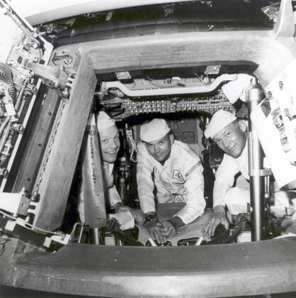 IMAGO History, Mondlandung der Apollo 11 am 20.07.1969 Astronauten Neil Armstrong (li.), Michael Collins (2.v.li) und Buzz Aldrin bei einem Test im Raumschiff Apollo 11 im Kennedy Space Center - Vorbereitungen für die Mission zum Mond  WAX20090602708