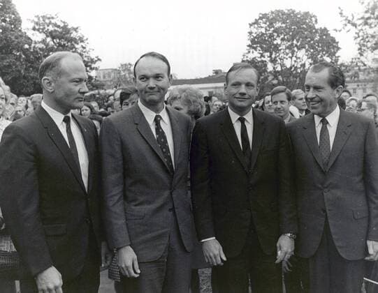 IMAGO History, Mondlandung der Apollo 11 am 20.07.1969 Präsident Richard Nixon (re., USA) empfängt die Apollo 11 Astronauten Neil A. Armstrong (li.), Edwin E. Aldrin (2.v.li.) und Michael Collins (3.v.li.) in Washington  WAX20090602712