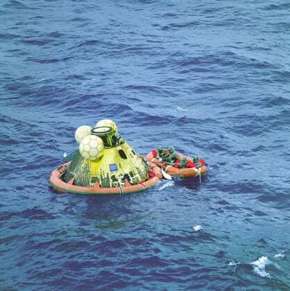 IMAGO History, Mondlandung der Apollo 11 am 20.07.1969 Apollo 11 Astronauten Neil Armstrong, Michael Collins, Edwin Aldrin mit Bergungsspezialist Clancy Hatleberg im Schlauchboot neben der Landungskapsel der Apollo 11 - Wasserung der Astronauten im Pazifik nach ihrer Mission zum Mond  WAX20090602720