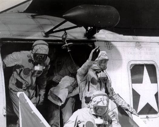 IMAGO History, Mondlandung der Apollo 11 am 20.07.1969 Rückkehr vom Mond: Edwin Aldrin (li.), Neil Armstrong (re.) und Michael Collins verlassen in Isolieranzügen den Bergungshelikopter - die Apollo 11 Astronauten werden noch 17 Tage in Quarantäne verbringen müssen  WAX20090602726