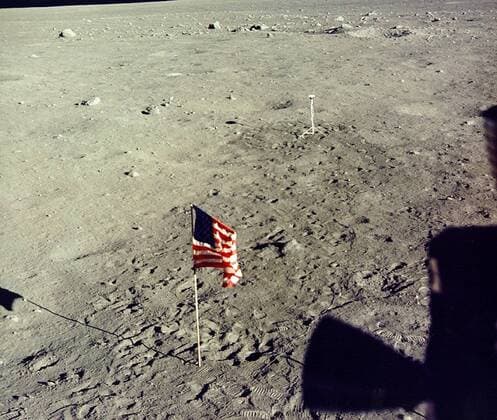 IMAGO History, Mondlandung der Apollo 11 am 20.07.1969 Fußspuren der Astronauten um die Fahne der USA und Schatten des Lunar Modul auf dem Mond - Mission Apollo 11  WAX20090602730
