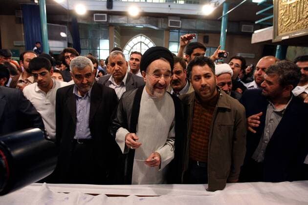 Mohammad Khatami (Mitte, Iran) während seiner Stimmabgabe im Rahmen der Präsidentschaftswahlen in Teheran 