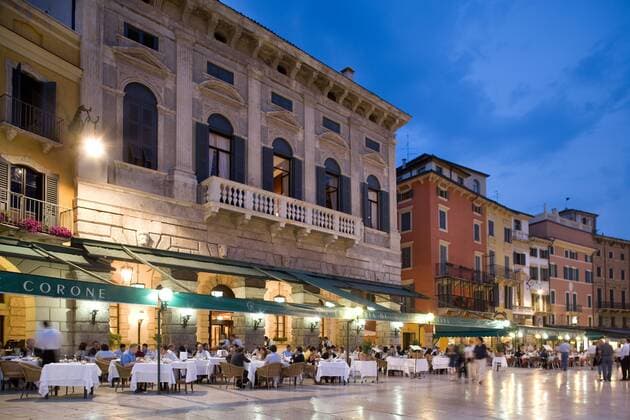 Restaurants am Piazza Bra, abends, Verona, Venetien, Italien, Europa iblslu00868536