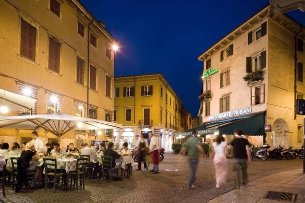 Beleuchtetes Restaurant nahe Piazza Bra, Verona, Venetien, Italien, Europa iblslu00868547