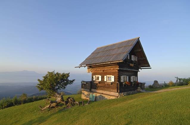Hütte auf dem Magdalensberg, vom weichen Morgenlicht erleuchtet, Kärnten, Österreich, Europa ibldjo01046430