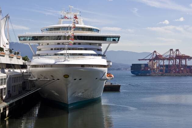  Passagierschiff  Diamond Princess  liegt vor dem Hotel Pan Pacific, hinten Containerhafen, Vancouver, British Columbia, Kanada, Nordamerika iblmox00860070