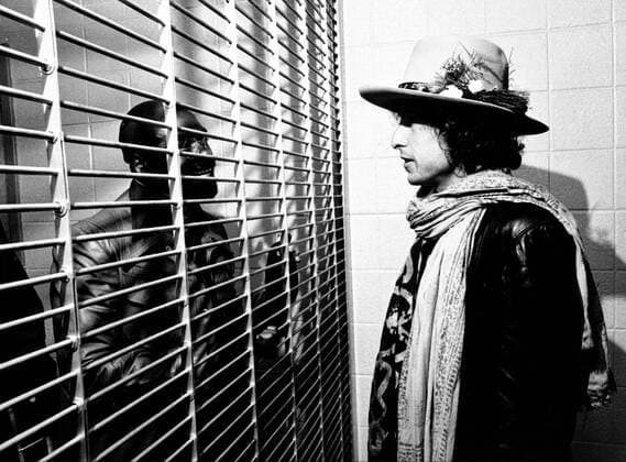 Sänger Bob Dylan (re.) besucht Ruben Carter im Clinton State Prison in New York -  CKR