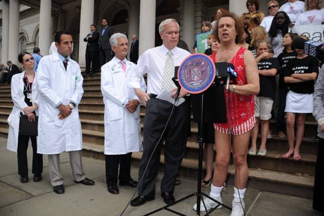 Fitnesstrainer Richard Simmons (re.) und Tony Avella (2.v.r., USA Stadtrat Queens New York) während einer Promotionsveranstaltung zugunsten des - FIT Kids Act Healthy Lifestyle for Children - in New York -  - (UDV28997)
