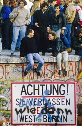  Zwei Männer auf der Berliner Mauer am Brandenburger Tor, am Tag nach dem Mauerfall, Berlin, Deutschland, Europa ibloge01112682