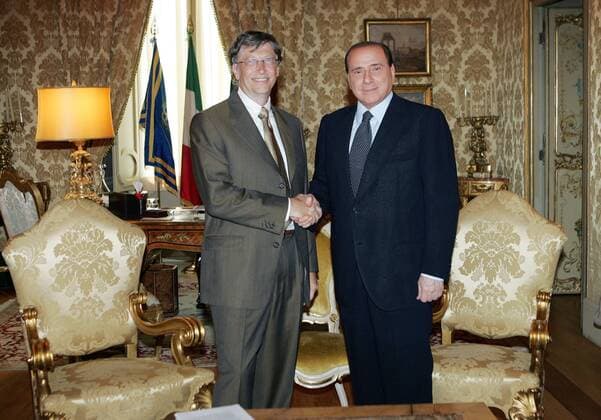 Bill Gates (li., Gründer Microsoft) und Premierminister Silvio Berlusconi (Italien) während eines Treffens in Rom  (SESASCre0002)