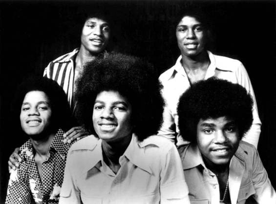 Sänger Michael Jackson (Mitte) neben seinen Brüdern Jermaine, Tito, Jackie und Marlon (alle The Jackson Five) -  (LF29098)