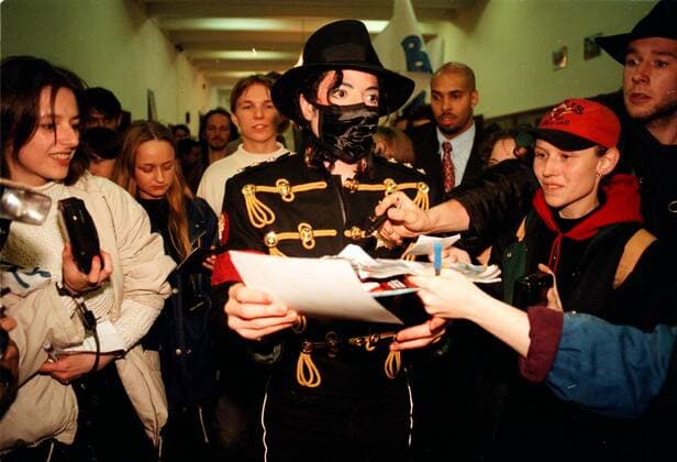 Sänger Michael Jackson mit Mundschutz gibt Autogramme anlässlich eines Konzerts in Warschau -  (EN00249067234)