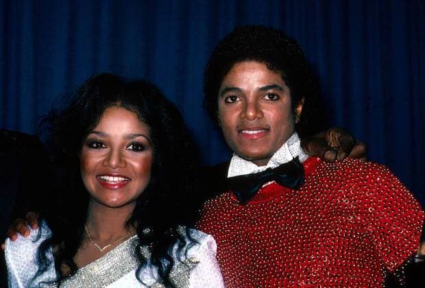 Sänger Michael Jackson mit seiner Schwester LaToya Jackson in Los Angeles -  (CPS)