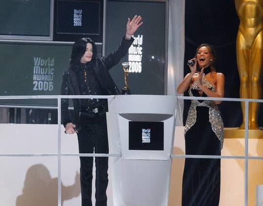Sänger Michael Jackson und Sängerin Beyonce Knowles bei der Preisverleihung der World Music Awards 2006 in London -  (CPA17233)