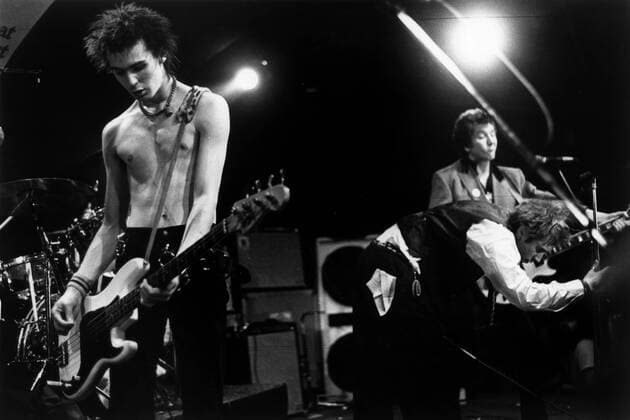 Bassist Sid Vicious (li.) und Sänger Johnny Rotten (beide Sex Pistols) während eines Auftritts in Atlanta - 