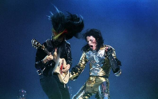 Sänger Michael Jackson (re.) während eines Konzerts seiner - History World Tour - in Leipzig