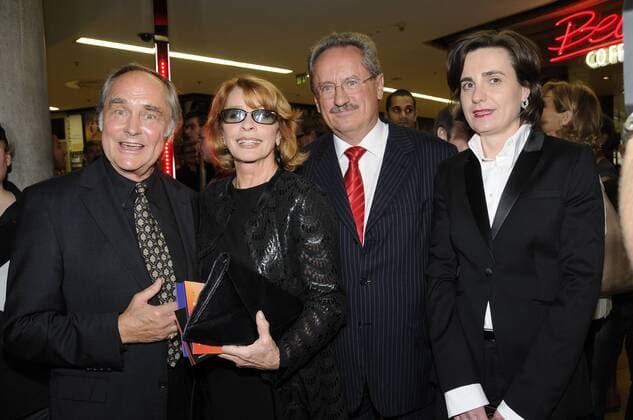 Schauspielerin Senta Berger (2.v.li.) mit Ehemann Michael Verhoeven (Regisseur), Christian Ude (Deutschland SPD Oberbürgermeister Bayern) und Diana von Welser anlässlich der Eröffnung des Filmfest München