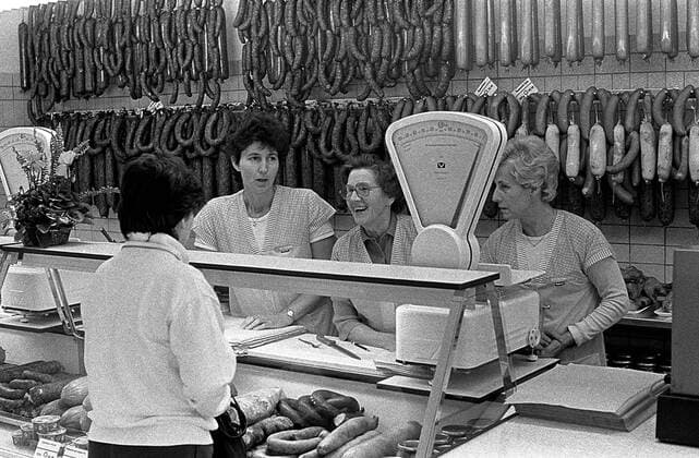 Verkäuferinnen während der Neueröffnung einer Fleischerei in Dresden - DDR