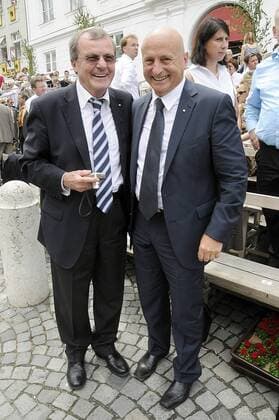 Josef Deimer (li., Deutschland CSU) neben Bürgermeister Hans Rampf (re., Deutschland CSU) anlässlich des Festumzuges - Landshuter Hochzeit - in Landshut