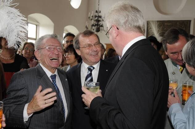 Karl Hillermeier (li., Deutschland CSU), Josef Deimer (Mitte, Deutschland CSU) und Martin Zeil (re., Deutschland FDP Wirtschaftsminister Bayern) während eines Empfangs anlässlich der - Landshuter Hochzeit - in Landshut