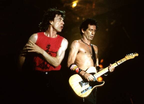 Sänger Mick Jagger (li.) und Gitarrist Keith Richards (beide The Rolling Stones) im Wembley Stadion in London
