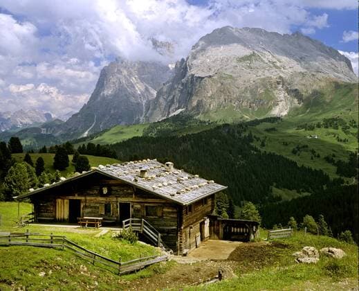 Almhütte, Langkofel und Plattkofel, Seiseralm, Dolomiten, Südtirol, Italien, Europa ibljbe01198641