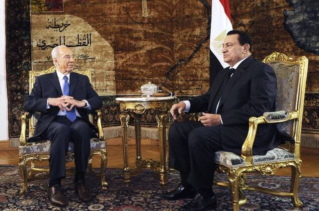 (090707) -- CAIRO, July 7, 2009 (Xinhua) -- Egyptian President Hosni Mubarak (R) meets with Israeli President Shimon Peres at the Presidential House in Cairo, capital of Egypt, on July 7, 2009. (Xinhua Zhang Ning)(xjq) 