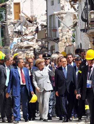 Bundeskanzlerin Angela Merkel (Deutschland CDU) und Premierminister Silvio Berlusconi (2.v.re., Italien) besichtigen die Erdbebenschäden in Onna am Rande des G8-Gipfels in L Aquila 