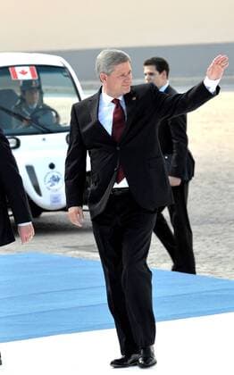 Premierminister Stephen Harper (Kanada) während der Ankunft zu einer Sitzung im Rahmen des G8-Gipfels in L Aquila - 