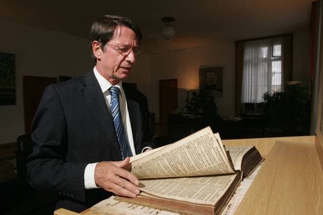 Ehrhart Körting (Deutschland SPD Innensenator Berlin) mit einem alten Buch in seinem Büro in Berlin