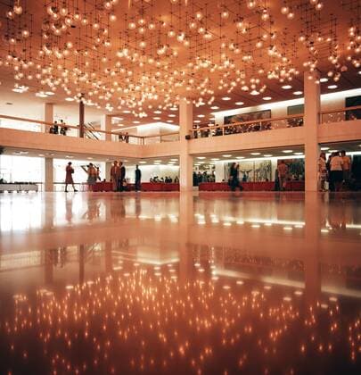Lampen spiegeln sich im Fußboden im Palast der Republik in Berlin Ost