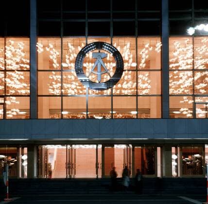 Hammer, Zirkel, Ährenkranz - Wappen der DDR am Palast der Republik in Berlin Ost