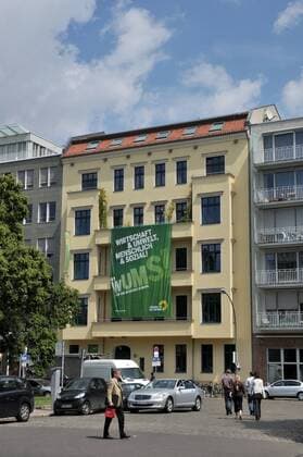 Wums! Wahlplakat von Bündnis 90 Die Grünen an der Bundesgeschäftsstelle in Berlin