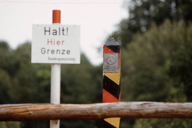 Grenzpfahl der DDR und Schild - Halt! Hier Grenze - im Lappwald bei Helmstedt
