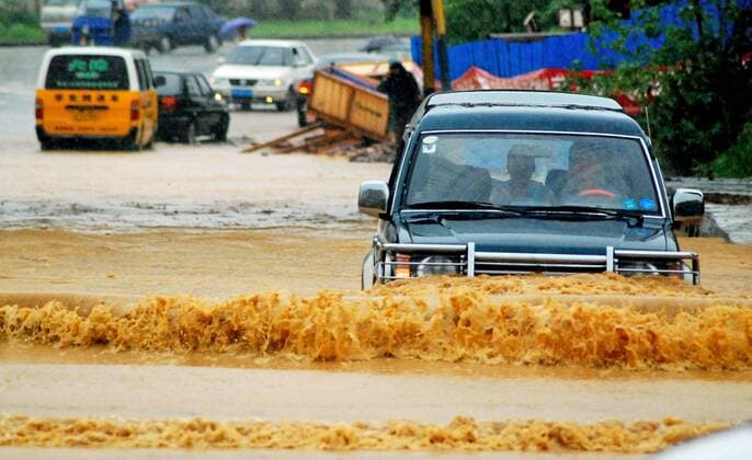 IMAGO Nature: Unsere Erde, Klimawandel, Überschwemmungen (090729) -- JIUJIANG, July 29, 2009 (Xinhua) -- Vehicles drive in deep water on a flooded street as a heavy rainstorm hits Jiujiang city in east China s Jiangxi Province, July 29, 2009. Local emergency department employees of the city are on standby to answer emergent calls as some local streets were flooded. (Xinhua Hu Guolin)(xxh) #(8)CHINA-JIANGXI-RAINSTORM-FLOOD (CN) 
