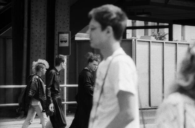Punks und Grufties auf der Schönhauser Allee in Ostberlin