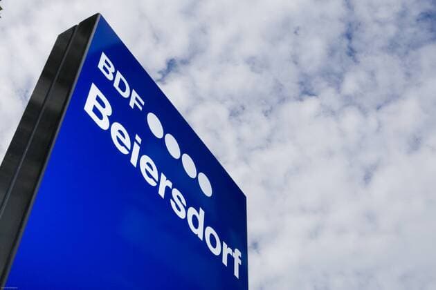 Schild vor dem Unternehmenssitz der Beiersdorf AG in Hamburg