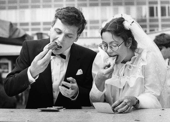 Hochzeitspaar am Imbissstand, Leipzig, DDR, historische Aufnahme, 1984 iblnit01211037