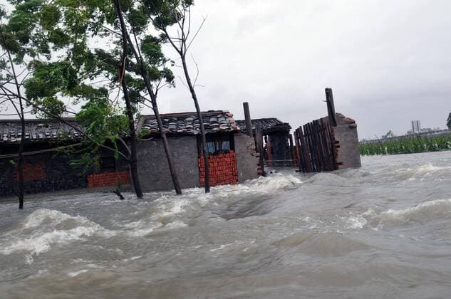 IMAGO Nature: Unsere Erde, Klimawandel, Wirbelstürme (FOCUS)(14)CHINA-HAINAN-GONI-RAINSTORM-DISASTER DANZHOU(HAINAN),August 7, 2009(Xinhua) -- Villages and farmlands get flooded in Danzhou, a city in south China s Hainan Province on August 7, 2009. Strong rainstorms brought by the tropical storm Goni caused great disaster to the western Hainan areas and the villagers suffered a heavy loss. (Xinhua Guo Cheng) (FOCUS)(14)CHINA-HAINAN-GONI-RAINSTORM-DISASTER 
