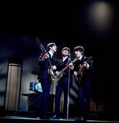 V.l.n.r.: Paul McCartney, John Lennon und George Harrison (alle The Beatles) während eines Konzerts in London  (ITC017055)