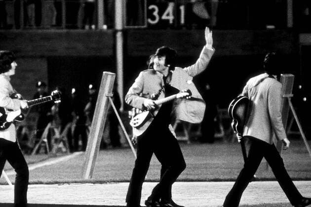 John Lennon (Mitte), George Harrison (li.) und Paul McCartney (alle The Beatles) in New York - 