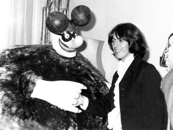 George Harrison (The Beatles) beim shakehands mit einem Blaumiesen, einer Figur aus dem Beatles-Film -Yellow Submarine- - 