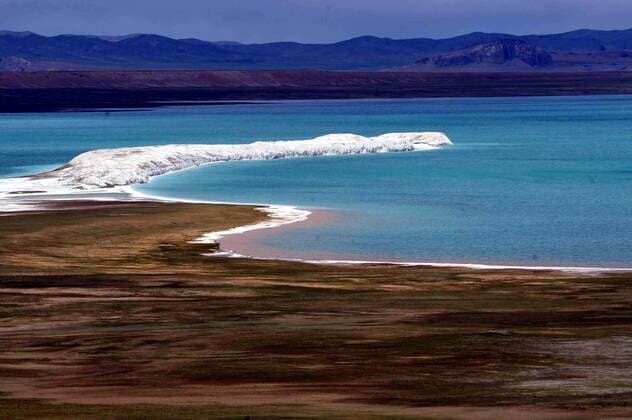 (090815) -- SHUANGHU, Aug. 15, 2009 (Xinhua) -- The photo taken on July 30, 2009 shows the Bangkog salt lake in north part of China s Tibet Autonomous Region. Some 800 lakes are scattered in north part of Tibet. Most of the plateau lakes are salt lake. (Xinhua ) () (1)CHINA-TIBET-NORTH-LAKES (CN) 