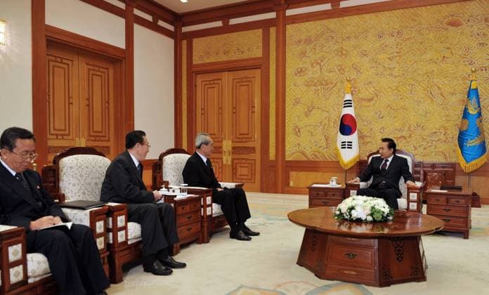 (090823) -- SEOUL, Aug. 23, 2009 (Xinhua) -- South Korean President Lee Myung-bak (1st R) meets with Kim Ki-nam (2nd R), secretary of the Central Committee of the DPRK Workers Party and head of the delegation from the Democratic People s Republic of Korea (DPRK) in Seoul, capital of South Korea, Aug. 23, 2009. Lee Myung-bak held talks on Sunday morning with the DPRK delegation that came to Seoul to pay respects to the remains of the late former South Korean President Kim Dae-jung. (Xinhua) (gj) (1)SOUTH KOREA-SEOUL-LEE MYUNG-BAK-DPRK DELEGATION-MEETING 