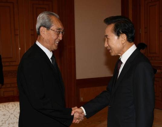 (090823) -- SEOUL, Aug. 23, 2009 (Xinhua) -- South Korean President Lee Myung-bak (R) meets with Kim Ki-nam, secretary of the Central Committee of the DPRK Workers Party and head of the delegation from the Democratic People s Republic of Korea (DPRK) in Seoul, capital of South Korea, Aug. 23, 2009. Lee Myung-bak held talks on Sunday morning with the DPRK delegation that came to Seoul to pay respects to the remains of the late former South Korean President Kim Dae-jung. (Xinhua) (gj) (2)SOUTH KOREA-SEOUL-LEE MYUNG-BAK-DPRK DELEGATION-MEETING 