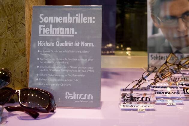 Schild - Sonnenbrillen: Fielmann - in einem Schaufenster einer Fielmann-Filiale in Hamburg