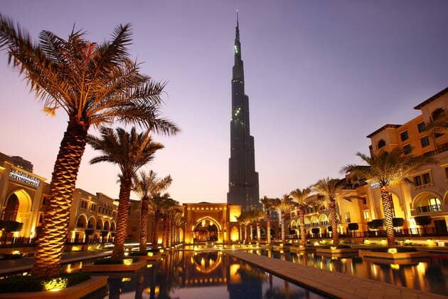 Burj Dubai, höchstes Gebäude der Welt. Von der Oldtown Dubai aus gesehen, Teil der Downtown Dubai. Neues Stadtviertel rund um den Burj Dubai. Auf 700 Hektar Fläche sind Wohn- und Arbeitsraum für 750000 Menschen geschaffen worden. Zum Komplex gehören Bürogebäude, Apartmenthäuser, das weltgrößte Einkaufszentrum Dubai Mall, verschiedenen Hotels und der Oldtown, einer neuen Altstadt im Arabischen Stil mit Basar, eine künstlicher See mit Riesenfontänen. Dubai, Vereinigte Arabische Emirate. Downtown Dubai